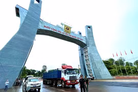 Phiên chợ biên giới tổ chức thường niên tại Khu kinh tế Cửa khẩu quốc tế Lệ Thanh nhằm kết nối giao thương hàng hóa giữa tỉnh Gia Lai và tỉnh Ratanakiri (Vương quốc Campuchia). Ảnh: Vũ Thảo