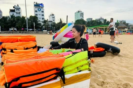 Quy Nhơn nở rộ dịch vụ cho thuê phao bơi