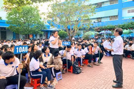 Trung tâm Y tế Quy Nhơn phối hợp với các trường THPT trên địa bàn tổ chức truyền thông, tư vấn về sức khỏe sinh sản, tình dục an toàn, phòng tránh HIV/AIDS. Ảnh: ĐVCC