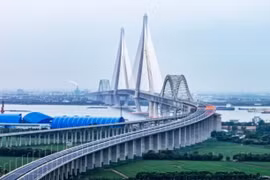 + Cầu dây văng Thường Thái Dương Tử thông xe ngày 11-9. Ảnh: Xinhua