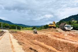 Nhà thầu tăng cường thêm máy móc, thiết bị xây dựng các hạng mục còn lại tại dự án sắp xếp, bố trí, ổn định dân cư làng Tăng Lăng. Ảnh: D.Đ