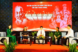 Chương trình giao lưu “Tỏa sáng những điển hình tiên tiến”. Ảnh: An Phương