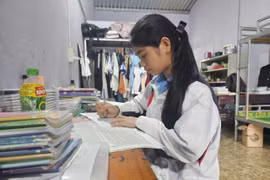 Em R’ô H’Phẽ (lớp 12A8) ôn bài sau giờ học ở khu tập thể của Trường THPT Trường Chinh. Ảnh: R’Ô Hok