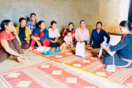 Cần tiếp tục đẩy mạnh công tác tuyên truyền chăm sóc sức khỏe sinh sản ở các thôn, làng địa bàn phía Tây tỉnh, góp phần giảm thiểu tình trạng sinh con tại nhà. Ảnh: Như Nguyện