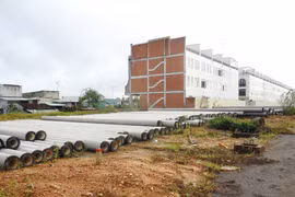 Người dân xóm Lôi Trạch khốn khổ vì ngập úng kéo dài