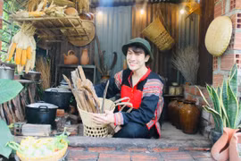 Gian bếp được anh Kpă Sa bài trí theo phong cách truyền thống của người Jrai. Ảnh: Vũ Chi