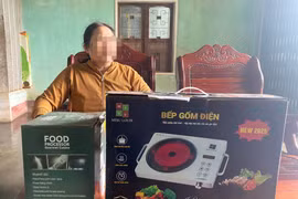 Bà Nguyễn Thị N. (xóm Long Mây, thôn 3, xã Tây Sơn) là 1 trong 5 người bị sập bẫy kẻ gian khi mua bếp điện với giá “trên trời”. Ảnh: N.C