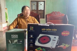 Bà Nguyễn Thị N. (xóm Long Mây, thôn 3, xã Tây Sơn) là 1 trong 5 người bị sập bẫy kẻ gian khi mua bếp điện với giá “trên trời”. Ảnh: N.C