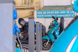 Đua nhau mở quán cà phê kết hợp sạc xe điện: Coi chừng bị phạt