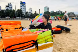 Quy Nhơn nở rộ dịch vụ cho thuê phao bơi