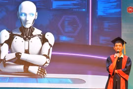 Ấn tượng với thủ khoa đưa sản phẩm AI lên sân khấu làm MC