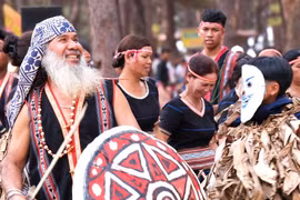 Nghệ nhân Gưn tích cực tham gia tái hiện các nghi lễ truyền thống trong các sự kiện văn hóa. Ảnh: Hoàng Ngọc