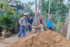 Phụ nữ ở phường Bồng Sơn hỗ trợ ngày công xây nhà cho bà Lê Thị Vinh. 