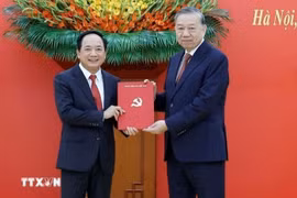 Tổng Bí thư Tô Lâm trao Quyết định của Bộ Chính trị điều động, phân công, bổ nhiệm Đại tướng Trịnh Văn Quyết giữ chức Trưởng Ban Tuyên giáo và Dân vận Trung ương. Ảnh: TTXVN