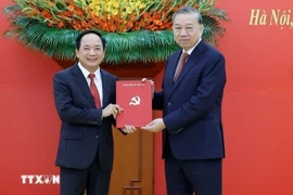 Tổng Bí thư Tô Lâm trao Quyết định của Bộ Chính trị điều động, phân công, bổ nhiệm Đại tướng Trịnh Văn Quyết giữ chức Trưởng Ban Tuyên giáo và Dân vận Trung ương. Ảnh: TTXVN