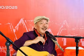 "Lãng tử du ca" Trần Tiến. (Ảnh: Hương Sơn/Vietnam+)