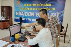 Công chức Thuế tỉnh Gia Lai rà soát các quy định của Luật thuế thu nhập doanh nghiệp để tư vấn, hướng dẫn cho doanh nghiệp áp dụng. Ảnh: T.Sỹ