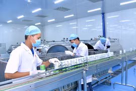 Dây chuyền sản xuất nước giải khát từ thảo dược của Công ty TNHH Phát triển Khoa học Quốc tế Trường Sinh (Khu công nghiệp Trà Đa, phường Pleiku). Ảnh: Hà Duy