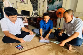 Ông Dương Bá Dũng (bìa trái) cùng Ban Nhân dân thôn 3, xã Chư Prông họp bàn đưa ra việc bình xét các danh hiệu văn hóa của thôn năm 2025. Ảnh: Đinh Yến