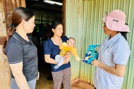 Nhân viên y tế xã Đak Sơmei tuyên truyền, hướng dẫn chị Keo (ở giữa, làng Đê Gôh) cách chăm sóc sức khỏe bà mẹ, trẻ em. Ảnh: Như Nguyện