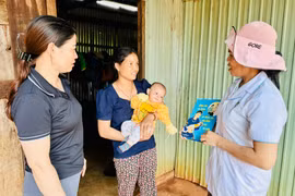 Nhân viên y tế xã Đak Sơmei tuyên truyền, hướng dẫn chị Keo (ở giữa, làng Đê Gôh) cách chăm sóc sức khỏe bà mẹ, trẻ em. Ảnh: Như Nguyện