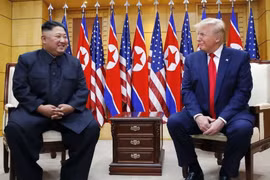 Tổng thống Mỹ Donald Trump (phải) và nhà lãnh đạo Triều Tiên Kim Jong Un tại cuộc gặp ở làng đình chiến Panmunjom ở biên giới liên Triều, ngày 30-6-2019. Ảnh: Yonhap/TTXVN