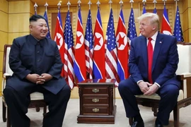 Tổng thống Mỹ Donald Trump (phải) và nhà lãnh đạo Triều Tiên Kim Jong Un tại cuộc gặp ở làng đình chiến Panmunjom ở biên giới liên Triều, ngày 30-6-2019. Ảnh: Yonhap/TTXVN