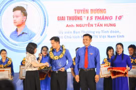 Hội LHTN Việt Nam tỉnh tuyên dương những gương mặt thanh niên sống đẹp, có nhiều hoạt động đóng góp cho phong trào thanh niên. Ảnh: Trương Định