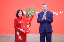 Tổng Bí thư Tô Lâm trao quyết định của Bộ Chính trị điều động, phân công bà Bùi Thị Minh Hoài giữ chức Bí thư Đảng ủy MTTQ, các đoàn thể Trung ương