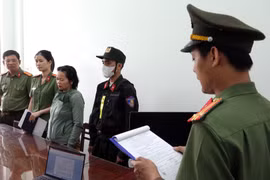 Cơ quan An ninh điều tra thực hiện lệnh bắt tạm giam đối với bị can Võ Thị Phụng. Ảnh: Q.H