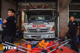 Lực lượng cứu hộ chuẩn bị sẵn sàng ứng phó với bão Fung-Wong tại Quezon, Philippines. Ảnh: AA/TTXVN