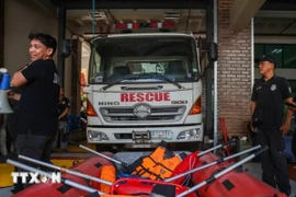 Lực lượng cứu hộ chuẩn bị sẵn sàng ứng phó với bão Fung-Wong tại Quezon, Philippines. Ảnh: AA/TTXVN