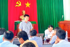 Chủ tịch UBND xã Đề Gi Võ Văn Tài gặp gỡ, lắng nghe người dân ở thôn Hòa Hiệp. Ảnh: ĐVCC