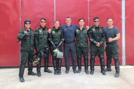 Trung tá Cao Tấn Vân (thứ 2 từ phải sang)-Phó Đội trưởng Phòng An ninh đối ngoại (Công an tỉnh Gia Lai) chụp ảnh cùng đồng đội. Ảnh: NVCC
