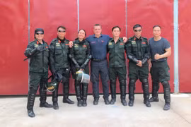 Trung tá Cao Tấn Vân (thứ 2 từ phải sang)-Phó Đội trưởng Phòng An ninh đối ngoại (Công an tỉnh Gia Lai) chụp ảnh cùng đồng đội. Ảnh: NVCC