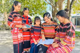 Học sinh Trường THCS bán trú Canh Thuận mặc trang phục truyền thống vào thứ Hai và thứ Năm hằng tuần. Ảnh: D.Đ