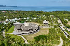 Du khách trải nghiệm sử dụng kính thiên văn. Ảnh: Thế Vương