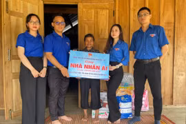 Đoàn UBND tỉnh Gia Lai tặng công trình Nhà nhân ái cho hộ nghèo tại xã An Toàn ngày 24-5. Ảnh: D.L