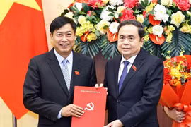 Chủ tịch Quốc hội Trần Thanh Mẫn trao Quyết định Bí thư Đảng ủy, Chủ nhiệm Ủy ban Công tác đại biểu, Trưởng Ban Tổ chức Đảng ủy Quốc hội cho ông Nguyễn Hữu Đông. Ảnh: Doãn Tấn/TTXVN