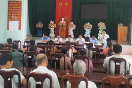 Tổ công tác giải phóng mặt bằng tổ chức tuyên truyền, giải thích cho người dân tại xã Bình Hiệp. Ảnh: Hải Yến