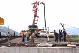 Nhà thầu đang thi công các hạng mục công trình trên tuyến đường ven biển, đoạn từ QL 1D đến QL 19 mới. Ảnh: T.Sỹ