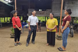 Ông Ksor Yung có lối sống trách nhiệm, gần gũi nên được mọi người quý mến. Ảnh: R’Ô Hok