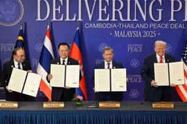 Thủ tướng Malaysia Anwar Ibrahim, Thủ tướng Thái Lan Anutin Charnvirakul, Thủ tướng Campuchia Samdech Thipadei Hun Manet, Tổng thống Mỹ Donald Trump tại lễ ký kết. Nguồn: Khmer Times