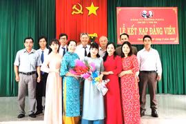 Từ ngày 1-7-2025 đến nay, Đảng bộ phường Pleiku đã kết nạp 7/10 đảng viên mới trong chỉ tiêu 6 tháng cuối năm. Ảnh: ĐVCC