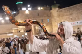 Nghi thức trung tâm trong Rosh Hashanah là việc thổi shofar – tù và làm từ sừng cừu đực, vào mỗi buổi sáng (trừ ngày Sabbath), như một hồi chuông thức tỉnh tâm linh, mời gọi con người hướng về sự thay đổi và làm mới bản thân. (Ảnh: TTXVN phát)