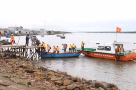 Người dân vùng "rốn lũ" thôn Vinh Quang 2 (xã Tuy Phước Đông) được chính quyền địa phương thực tập các phương án, kỹ năng cứu nạn khi có mưa lũ xảy ra. Ảnh: T.L