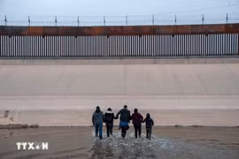 Người di cư vượt sông Rio Bravo ở biên giới Mỹ-Mexico. Ảnh: THX/TTXVN