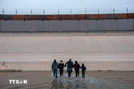 Người di cư vượt sông Rio Bravo ở biên giới Mỹ-Mexico. Ảnh: THX/TTXVN