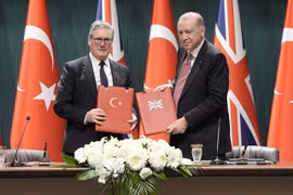 Thủ tướng Anh Keir Starmer và Tổng thống Thổ Nhĩ Kỳ Recep Tayyip Erdogan chụp ảnh sau khi ký thỏa thuận tiêm kích Eurofighter Typhoon ngày 27-10. Ảnh: Reuters