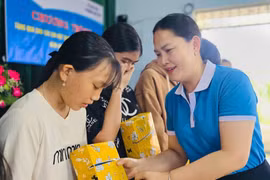 Bà Trần Thị Thanh Tuyền tặng quà cho học sinh có hoàn cảnh khó khăn. Ảnh: Bá Bính